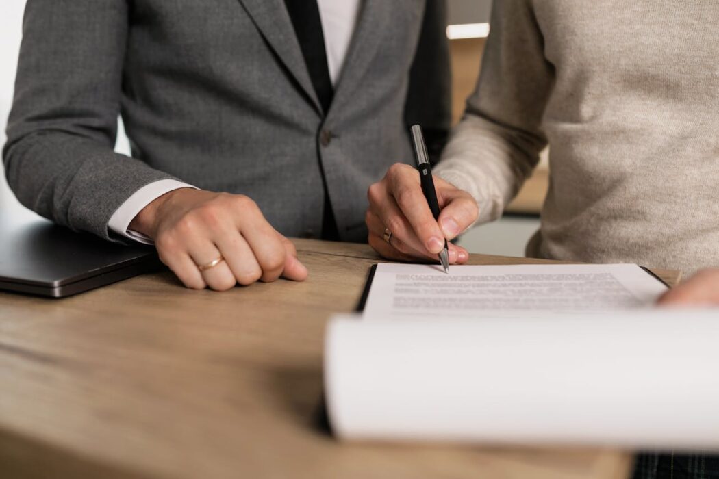 Personas firmando contrato