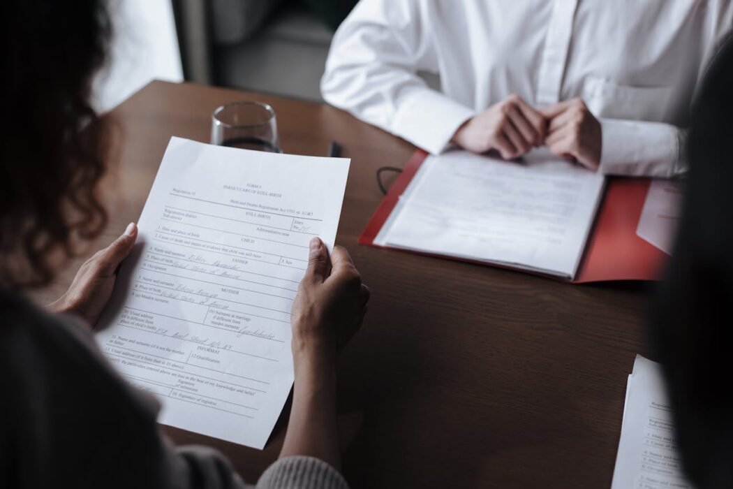 Persona leyendo contrato privado